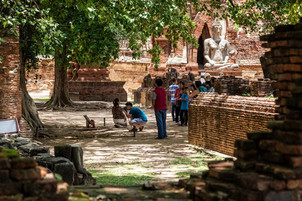 13-08_Ayutthaya-wat-mahathat-buddha-face-roots-outside