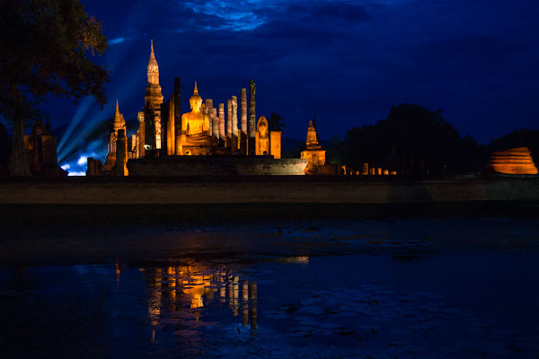 15-08_Sukhothai-Wat-Mahathat-lagoon-night-light