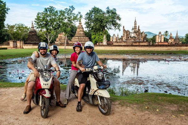 15-08_Sukhothai-Wat-Mahathat-scooter-lagoon