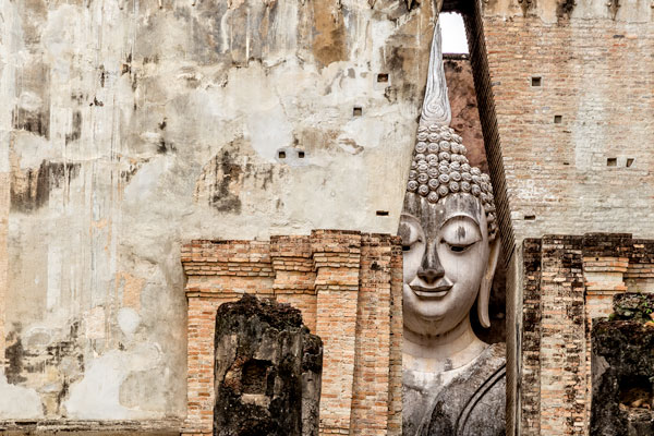 15-08_Sukhothai_Wat-Si-Chum-peeking-buddha